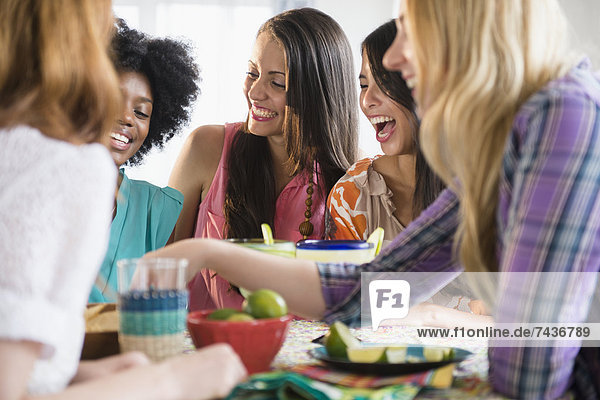 Zusammenhalt  Frau  essen  essend  isst  Tisch