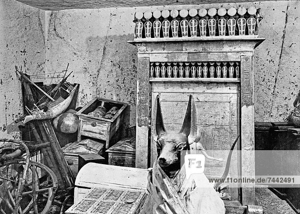 The interior of the antichamber of Tutankhamun´s tomb in 1922 From the archives of Press Portrait Service - formerly Press Portrait Bureau
