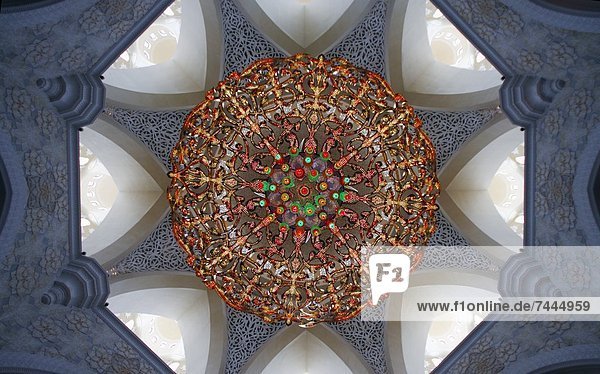 Kronleuchter in der Kuppel der Sheikh Zayed-Moschee  Abu Dhabi  Vereinigte Arabische Emirate