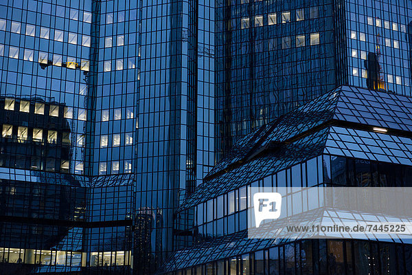 Bürogebäude der Deutschen Bank in der Dämmerung  Frankfurt am Main  Deutschland