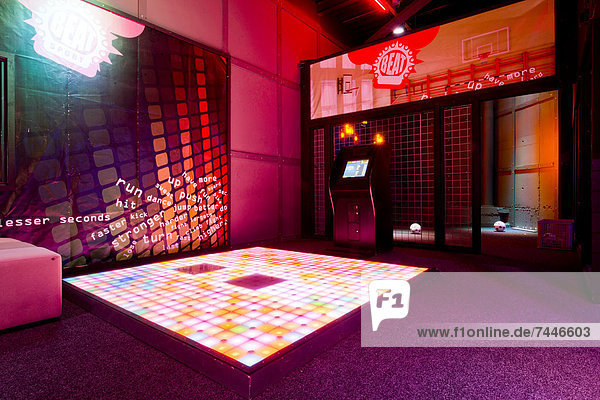 Einkaufszentrum  hoch  oben  Innenaufnahme  beleuchtet  Boden  Fußboden  Fußböden  Wand  Aktion  Spiel  Quadrat  Quadrate  quadratisch  quadratisches  quadratischer  Musik  Tisch  Computerspiel  Matte  Projektion