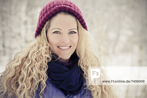Blonde Frau in Winterkleidung im Freien,  Portrait