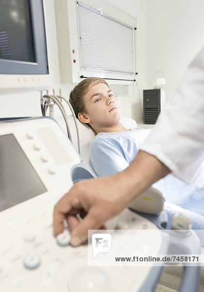 Junger Mann bei einer Ultraschalluntersuchung