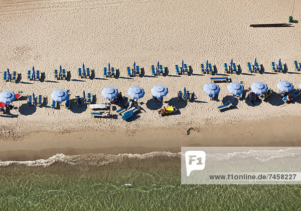 Strand mit Sonnenschirmen von oben  Luftaufnahme