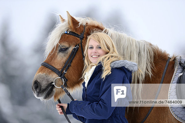 Reiterin mit ihrem Pferd  Oberpfalz  Bayern  Deutschland  Europa
