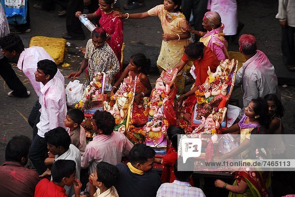 Community carrying Ganesha together for immersion  Mumbai  Maharashtra  India  Asia