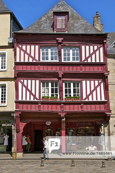 Frankreich Europa Wohnhaus rot Laden Bretagne Dinan Hälfte