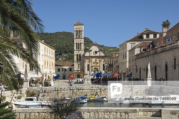 Hafen  Mittelalter  Europa  Großstadt  Quadrat  Quadrate  quadratisch  quadratisches  quadratischer  Ansicht  Kroatien  Dalmatien  Hvar  alt