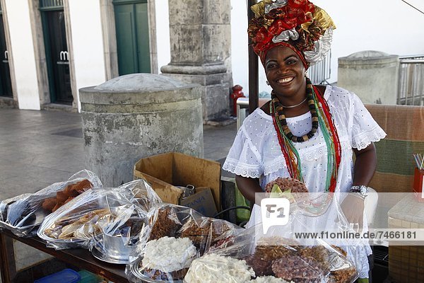 Frau  Lebensmittel  Tradition  Straße  weiß  verkaufen  Bahia  Brasilien  Ortsteil  Kleid  Pelourinho  Südamerika