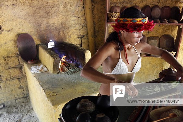 nahe  Frau  Lebensmittel  Produktion  Indianer  Bahia  Brasilien  Porto  Südamerika