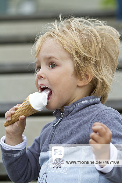 Kleinkind isst eine Eistüte