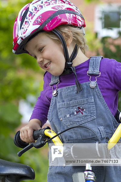 Lächelndes Kleinkind auf einem Fahrrad