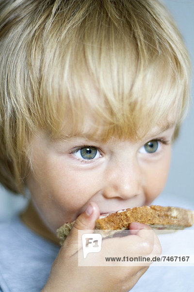 Kleinkind isst ein Brot