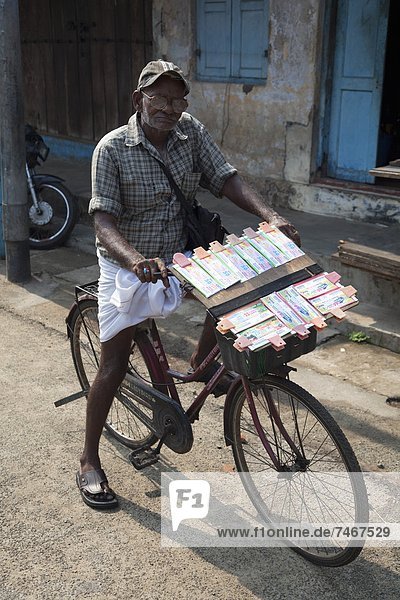Verkäufer  Fahrschein  Fahrrad  Rad  Asien  Cochin  Indien  Kerala  Lotto