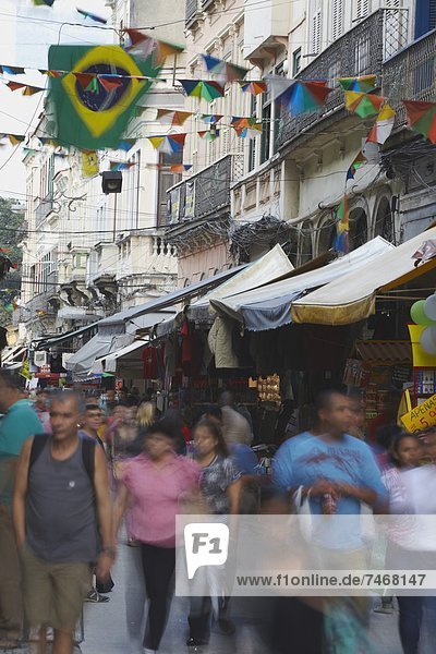 Mensch  Menschen  gehen  Straße  vorwärts  Brasilien  Centro  Ortsteil  Rio de Janeiro  Südamerika