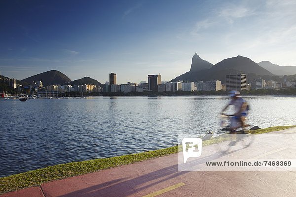 Fahrradfahrer  Weg  Hintergrund  Statue  Christ  Bucht  Brasilien  Rio de Janeiro  Südamerika