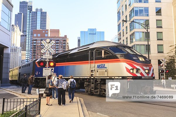 Vereinigte Staaten von Amerika  USA  passen  überqueren  offen  Nordamerika  Zug  Fußgänger  Chicago  Innenstadt  Illinois