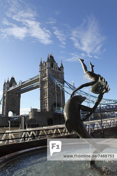 Delphin  Delphinus delphis  Europa  Großbritannien  London  Hauptstadt  Brücke  Statue  Mädchen  Dalbe  England