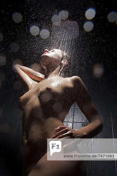 Frau wäscht sich unter der Dusche