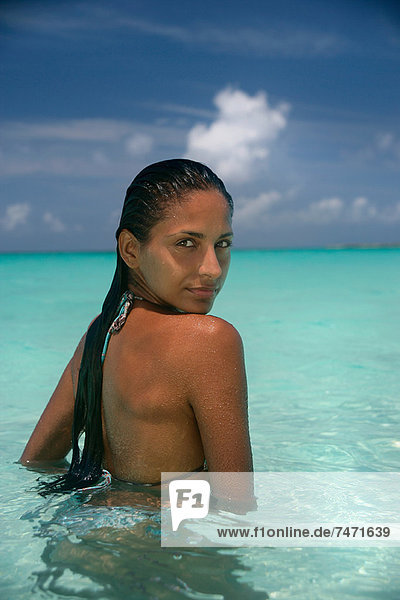 Frau im tropischen Wasser stehend