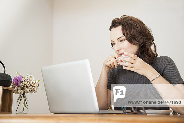 Geschäftsfrau mit Laptop am Schreibtisch