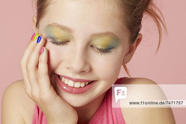 Lächelndes Mädchen in farbenfrohem Make-up