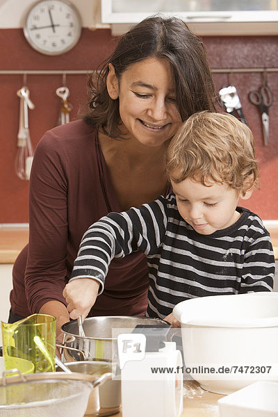 Mutter und Sohn kochen in der Küche