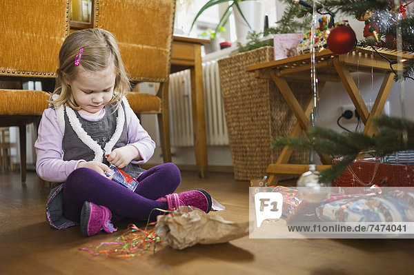 Geschenk  Interior  zu Hause  aufmachen  Weihnachten  Mädchen  Deutschland