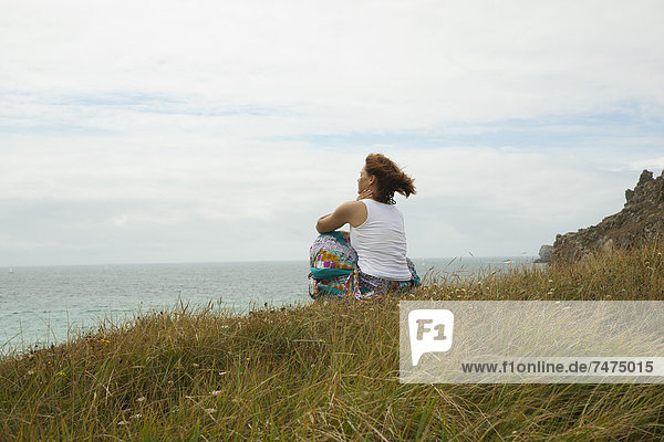 entfernt  sitzend  Frankreich  Frau  sehen  Strand  Bretagne  Finistere