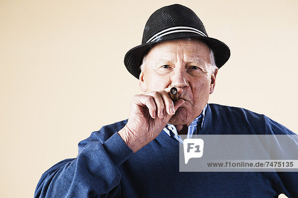 rauchen  rauchend  raucht  qualm  qualmend  qualmt  Senior  Senioren  Portrait  Mann  Zigarre