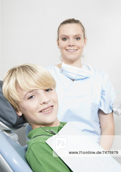 Portrait  Junge - Person  Büro  Zahnpflege  Hygiene  Zahnarzt  Deutschland
