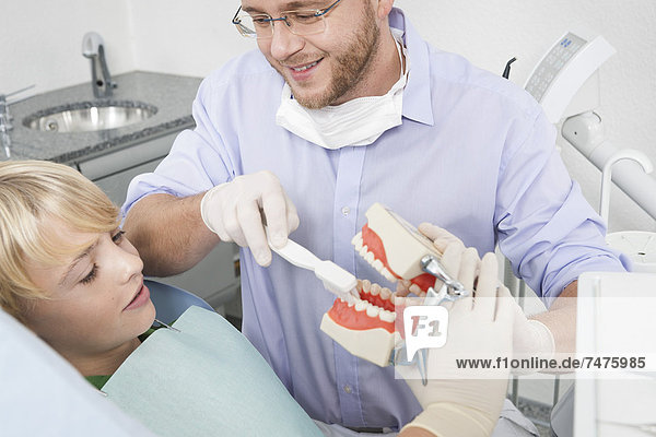 Junge - Person  Verabredung  Zahnarzt  Bürste  Deutschland