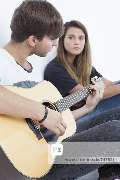 Jugendlicher  Mann  Spiel  Gitarre  Akustikgitarre  akustische Gitarre  jung  Mädchen