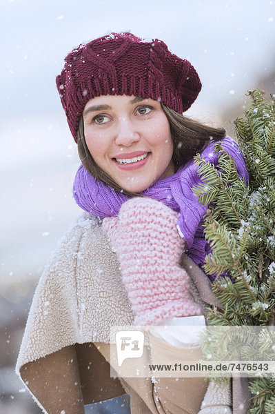 Portrait  Frau  tragen  Hut  Schal  Handschuh  jung  Blumenkranz  Kranz  Kleidung  stricken  Tanne