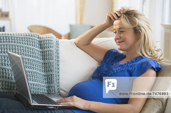 benutzen  Portrait  Frau  Notebook  Schwangerschaft