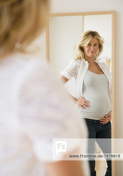 Schwangere Frau in Spiegel suchen