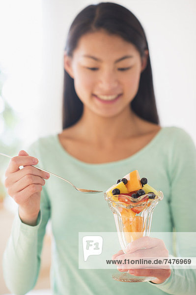 Jugendlicher Frucht Dessert essen essend isst Mädchen