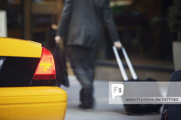 Geschäftsmann  ziehen  gelb  Koffer  Rückansicht  Taxi  Ansicht
