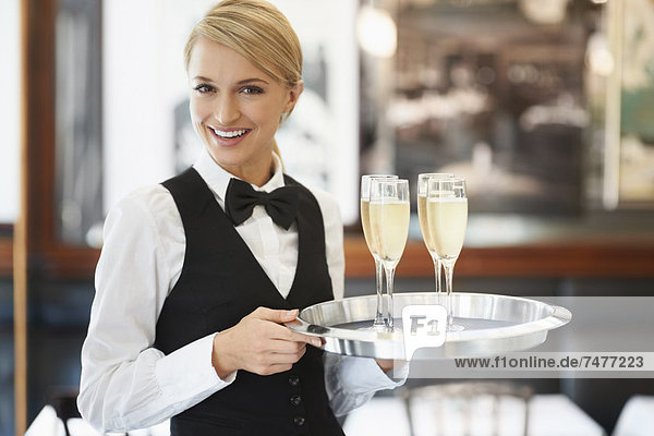 Portrait  halten  Champagner  Kellnerin