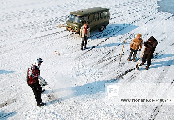 Mann  Eis  Loch  Säge  Eurasien  Russland  Sibirien