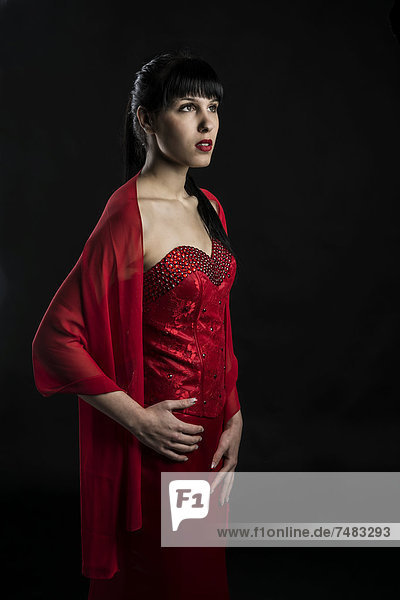 Junge Frau in rotem Kleid