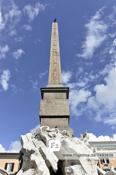 Obelisk über dem Springbrunnen Fontana dei Quattro Fiumi  Vierstr÷mebrunnen  auch Obelisco Agonale  Piazza Navona  Rom  Latium  Italien  Europa