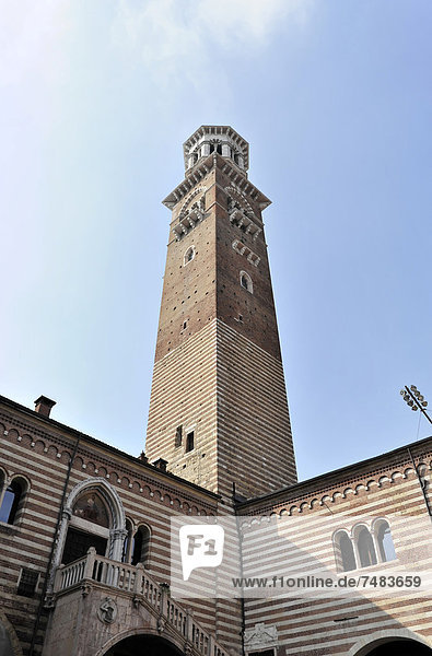 Lamberti Turm  Torre dei Lamberti  Piazza delle Erbe  Verona  Venetien  Veneto  Italien  Europa  ÍffentlicherGrund