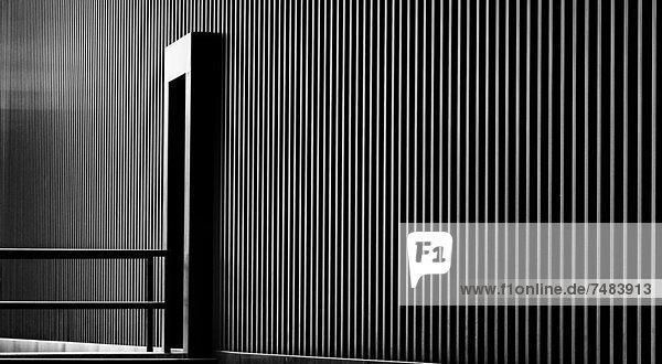 Schwarze Fassade einer Halle  Nebeneingang  Berlin  Deutschland  Europa