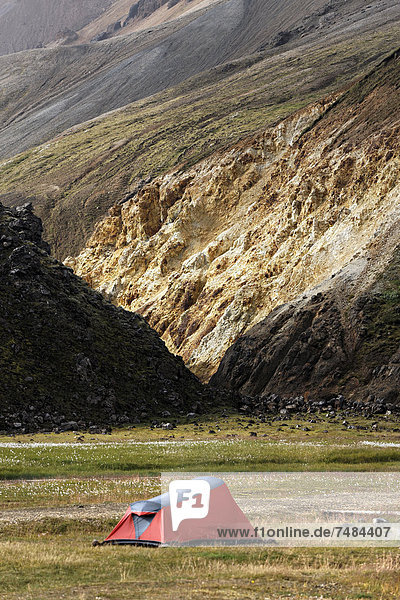 Zelt in Vulkanlandschaft  Landmannalaugar  Island  Europa
