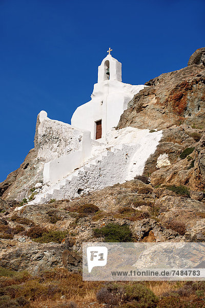 Orthodoxe H÷hlenkirche auf dem Hügel überhalb von Naxos Thira  Naxos  Kykladen  Griechenland  Europa