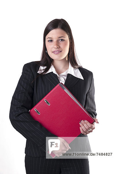 Geschäftsfrau mit rotem Aktenordner  lächelnd