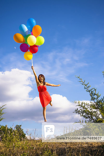 USA  Texas  Junge Frau beim Ballonfahren