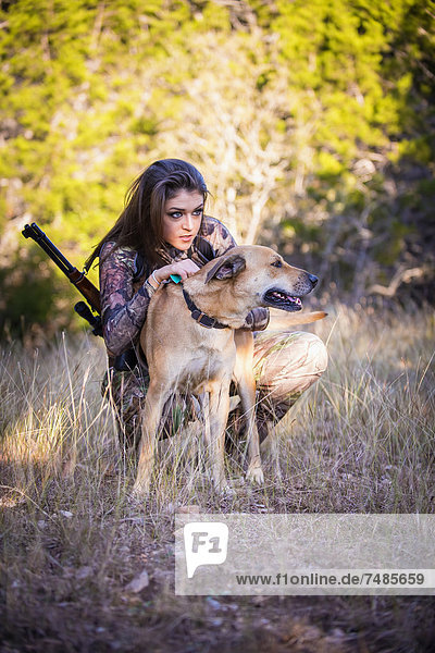 USA  Texas  Junge Frau stehend mit Blackmouth Cur Hund