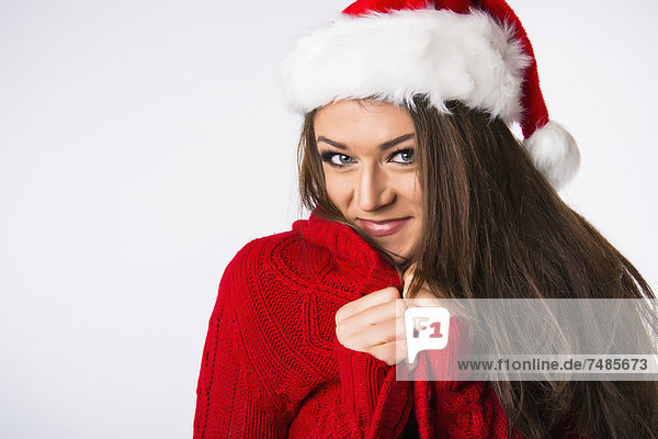 Junge Frau mit Weihnachtsmütze  lächelnd  Portrait